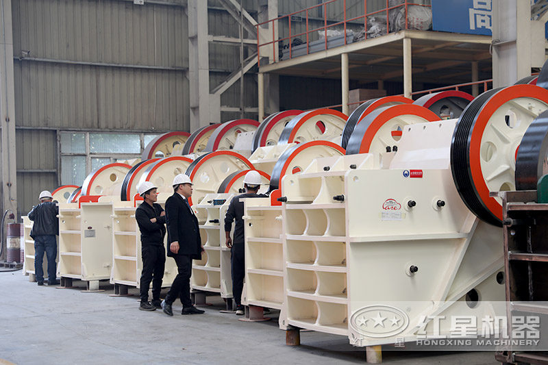 近距離參觀更能了解顎式石頭破碎機(jī)的材質(zhì)、構(gòu)造
